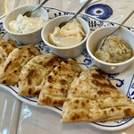 ギリシャ料理 taverna ミリュウ - 前菜盛り合わせ　左からザジキ、タラモ、メリザノサラタ、そしてピタパン