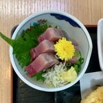 たらく - 鰯天プラとカツオ刺のセット ¥840 のカツオ刺