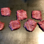 オカダ食品株式会社 - 厚切りタンステーキ 12mmカット マンゴーカット 焼き焼き風景