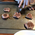 オカダ食品株式会社 - 厚切りタンステーキ 12mmカット マンゴーカット カット風景