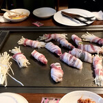 オカダ食品株式会社 - 薄切り豚バラ 野菜肉巻き 焼き焼き風景