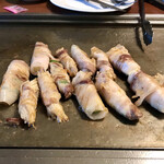 オカダ食品株式会社 - 薄切り豚バラ 野菜肉巻き 焼き焼き風景