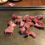 オカダ食品株式会社 - サイコロステーキ 焼き焼き風景