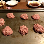 オカダ食品株式会社 - 粗挽き牛ミンチ ハンバーグ 焼き焼き風景