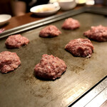 オカダ食品株式会社 - 粗挽き牛ミンチ ハンバーグ 焼き焼き風景