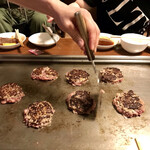 オカダ食品株式会社 - 粗挽き牛ミンチ ハンバーグ 焼き焼き風景