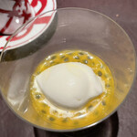 アカ - マミア　パッションフルーツソースで