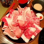 Monzembekkan - 厳選しゃぶしゃぶコースのお肉の盛り合わせです。
                        写真真上から時計回りの順に、黒毛和牛サーロイン、黒毛和牛ミスジ、黒毛和牛コウネ、牛タン、鹿児島黒豚ロース、黒毛和牛クラシタロースの豪華内容です‼️