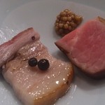 日名田 - 豚燻製。
      肩ロースにタスマニアンマスタード、
      バラには生胡椒。