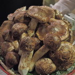 懐石 小室 - これが，今回の料理に使われる食材！！丹波の松茸が山盛り！！
