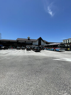 Kamakura Yamashita Hanten - 8月最初の日曜日、鎌倉駅前ロータリー、
                        若宮大路とも比較的空いていました。