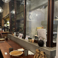 自家製粉石臼挽きうどん 青空blue 本店 - カウンター席へ