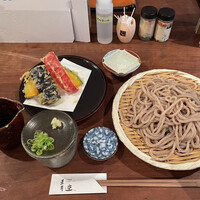 自家製粉石臼挽きうどん 青空blue 本店 - 野菜天ぷらうどん（季節の野菜4つ）1320円