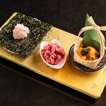 일본 쇠고기 손 감기 스시 (초밥) 생우에 캐비어 곁들여 아리아케산 구이 김