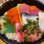 魚丼 - 面積の半分しかネタが敷かれていない。そして桜デンブが見える