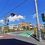 宍道湖しじみ中華蕎麦 琥珀 - ウェイティングの際の風景はJRの踏切