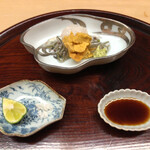 松川 - 虎魚 淡路 赤雲丹
      →続いては蓴菜の上にあしらわれた虎魚と赤雲丹♫虎魚は素晴らしく肉厚！立派なモノである事は間違いない(^^)