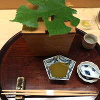 松川 - 唐津 赤雲丹と鮑　鮑肝酢
                    →七夕にちなんだ梶の葉が飾られた木箱の蓋を取ると…