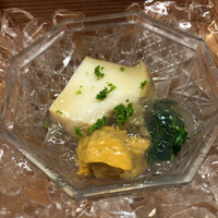 松川 - 勿論赤雲丹に雑味は一切なく(^^)肉厚な鮑の深い旨味と程良い食感が紳士のスーツのようにピンのモノをビシッと仕立てた鮑である事をダイレクトに伝える逸品！圧倒的ですね！
                    