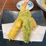 Sazanka Soba Tsubaki - 揚げたての天ぷらはエビと野菜は芋とピーマンとシイタケでした。
                         