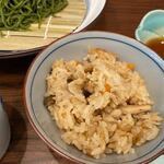 Sazanka Soba Tsubaki - セットのご飯はかしわ飯、味のしみ込んだ美味しいご飯でした。