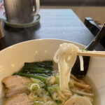 らーめんまいど - お米の麺(変更、プラス250円)。小麦を避けたい向きにはとても嬉しい。そしてこの麺は本当に美味しい！加算分はほぼ原価。