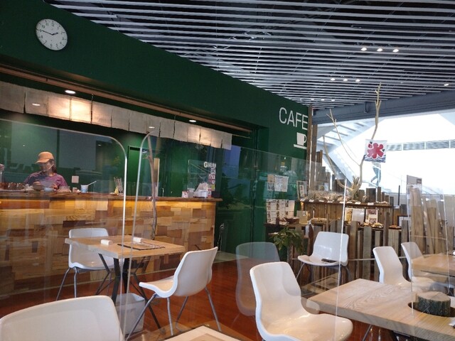 図書カフェ By 白州 山の水農場 甲府 カフェ 食べログ