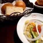 文化洋食店 - パン　サラダ