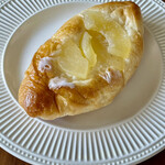 ぱんと洋菓子 オリムピックパン - 焼きりんごパン　下にクリームたっぷりで見るのも辛いｗ