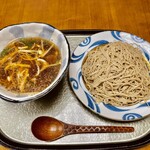 古拙 - 冷たい水腰蕎麦に温かい鶏出汁でいただきます