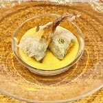 f - 朝採れ玉蜀黍のポタージュには雲丹を玉蜀黍の髭で包んで揚げたものが乗せてあります