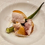 f - 比内地鶏のモモ肉とムネ肉のソテーです　長いオクラはエメラルドという秋田の野菜です