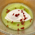 f - ドルチェは若美町のマスクメロンにグラッパを入れた香りの良いアイスクリームに生ハムをチップにしたものが乗っています　dolce e un po'salatoです