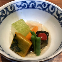 喜楽 - 冷やし鉢。
                    冷たい炊き合わせは素材一つ一つにお出汁が沁みています。南瓜、冬瓜、高野豆腐、人参、インゲン、茄子。降り柚子が良い香りです。