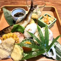 喜楽 - 八寸。季節の鮎の塩焼き入り。
                    目にも楽しめる品々。