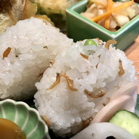 喜楽 - 枝豆とジャコのおむすび。
                      やや硬めに炊かれたご飯にジャコがよく合います。