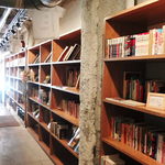グリルマン - 店の入口から奥まで長い書棚が置いてある