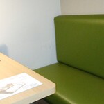 スーパーホテル - 部屋のソファ