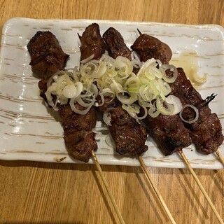 Yakitori (grilled chicken skewers) that is carefully prepared one by one and dishes that go well with sake