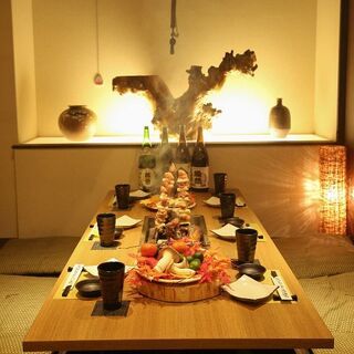 掘りごたつ席なので足元ゆったりくつろいでお過ごしいただけます。