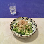 大谷酒造 - オクラは、熱湯を掛けて直ぐに氷水で冷やして刻むだけ。茹でるとヌメリが強くなる。