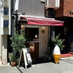 ル プチ クール - 神田スクエアの北側に、ソフトクリームサイン