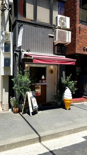 Le petit coeur - 神田スクエアの北側に、ソフトクリームサイン