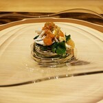 温石 - 近所で採れたモロヘイヤと朝捕れ渡蟹。渡蟹のえも言われん滑らかさにまず驚かされました。初体験です。朝捕れの新鮮なものを蒸上げるタイミングがコツとの事。味の濃さ甘さは、言うまでもありません。