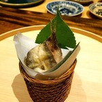 温石 - 近くの川の朝捕れ鮎　開きの素揚げ。親指程の大きさです。新鮮でなければ開けないそう。しっかり鮎の味がして、稚鮎の癖に生意気な、と思う。