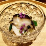 温石 - 煮鮑　稲庭うどんの肝ソース。こちらも噛むほどに味わい深い鮑にうっとり、見た目にもうっとり。