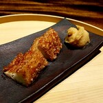 温石 - 白茄子のおかき揚げ。きめの細やかさが生きる一品、味噌がやたらおいしく、タップリつけても塩辛く無い。残った味噌はそのままお酒のアテに。