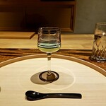 温石 - 枝豆の摺流し。この季節の定番ながら、今回はプチプチとはじける若い豆だけ、たっぷりと入っていて、食感に清涼感がありました。なんとこれにはアサリのお出汁を使っているそう。