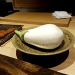 温石 - 真っ白茄子。剥いてもきめが細かく、見るからに美味しそう。