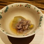 温石 - 　近くの川の天然すっぽん　茄子の炊き合せ。薄味に炊かれたすっぽんが見事。臭みが全く無いからこそできる、鼈の常識を打ち破るような一品でした。素晴らしかったです♡